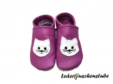  Lederpuschen Krabbelschuhe in flieder Katze-Applikation (weiß)